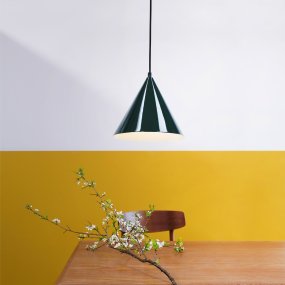 Ron Ø25 Dunkelgrün hängelampe Von Dyberg Larsen - Es besteht aus robustem Metall mit glänzender Oberfläche und passt perfekt zu verschiedenen Einrichtungsstilen.