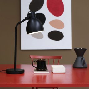Coast 52cm Schwarz schreibtischlampe Von Dyberg Larsen - Aus Metall gefertigt und mit weißer Innenseite versehen, sorgt sie in Kombination mit dem beweglichen Schirm für eine gute Beleuchtung.