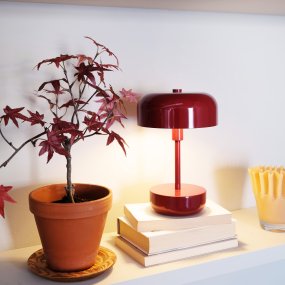 Haipot 25cm Dunkelrot tragbare Von Dyberg Larsen - Die Haipot LED-Tischleuchte in Dunkelgrau, entworfen von Frank Kerdil für Dyberg Larsen, kombiniert Retro- und modernen Stil.