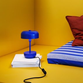 Haipot 25cm Blau tischlampe Von Dyberg Larsen - Die Haipot-Serie ist in stilvollen und lebendigen Farbtönen erhältlich und sorgt für ein auffälliges Erlebnis und ein modernes Raumthema.