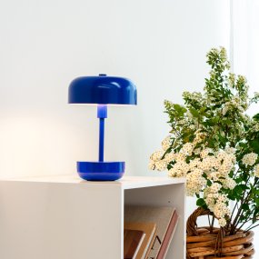 Haipot 25cm Blau tragbare Von Dyberg Larsen - Die offene Gestaltung des Lampenschirms sorgt für eine schöne Lichtreflexion, die die Farbe des Sockels hervorhebt und bei Einbruch der Dunkelheit erzeugt die Lampe ein stimmungsvolles Lichtspiel.