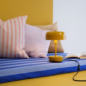 Haipot 25cm Curry tischlampe Von Dyberg Larsen - Die Haipot-Serie ist in stilvollen und lebendigen Farbtönen erhältlich und sorgt für ein auffälliges Erlebnis und ein modernes Raumthema.