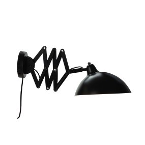 Futura 60cm Schwarz wandlampe Von Dyberg Larsen - Es besteht aus Metall mit einer schwarzen Außenseite und einer weißen Innenseite und erzeugt einen minimalistischen Look.