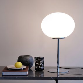Queen 50cm Chrom tischlampe Von Dyberg Larsen - In Kombination mit dem opalweißen Glasschirm wird sie zu einem auffälligen Einrichtungsdetail im Zuhause.