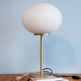 Queen 50cm Messing tischlampe Von Dyberg Larsen - In Kombination mit dem opalweißen Glasschirm wird sie zu einem auffälligen Einrichtungsdetail im Zuhause.