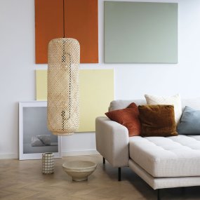 Boom Ø30 Natur hängelampe Von Dyberg Larsen - Mit seinem handgewebten Muster verleiht es dem Interieur eine natürliche und leichte Note und ist perfekt, um eine gemütliche Atmosphäre zu schaffen.