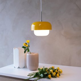 Haipot Ø23 Gelb hängelampe Von Dyberg Larsen - Die Haipot-Lampe hat einen eleganten Lampenschirm aus Opalglas und einen leuchtend gelben Metallschirm.
