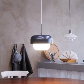 Haipot Ø23 Dunkelgrau hängelampe Von Dyberg Larsen - Die Haipot-Lampe hat einen eleganten Lampenschirm aus Opalglas und einen gedämpften grauen Farbton.