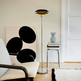 DL31 Schwarz stehlampe Von Dyberg Larsen - Die Stehlampe ist klassisch und dramatisch in Schwarz kombiniert mit verchromtem Metall, perfekt f&uuml;r eine dunkle Ecke im Haus, neben dem Sofa oder als elegantes Einrichtungsdetail f&uuml;r sich.