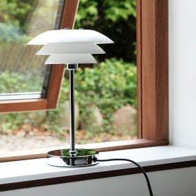 DL20 30cm Weiß tischlampe Von Dyberg Larsen - Die Tischleuchte DL20 mit verchromtem Metallfu&szlig; und wei&szlig;en Metallschirmen ist eine elegante Leuchte, die perfekt passt.