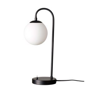 Café Paris 46cm Schwarz tischlampe Von Dyberg Larsen - Mit einem Opalglasschirm und einem Metallsockel kombiniert es einen modernen Stil mit einer warmen und einladenden Atmosphäre.