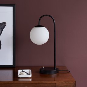Café Paris 46cm Schwarz tischlampe Von Dyberg Larsen - Mit einem Opalglasschirm und einem Metallsockel kombiniert es einen modernen Stil mit einer warmen und einladenden Atmosphäre.