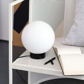 Barcelona 23cm Hochglanzschwarz tischlampe Von Dyberg Larsen - Barcelona ist eine schlichte und elegante Lampe mit einem Sockel aus glänzendem schwarzem Metall und einer Kugel aus mattiertem Opalglas, die ein angenehmes Licht in der Umgebung verbreitet.