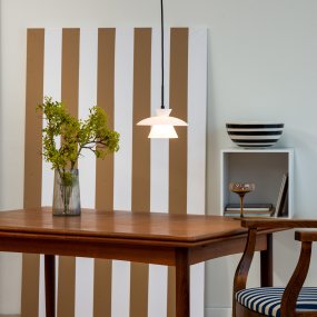 Valby Ø20 Opal hängelampe Von Dyberg Larsen - Die Valby Opal-Deckenleuchte wird mit einem 3 m langen schwarzen Textilkabel geliefert, das Ihnen die Möglichkeit gibt, die Lampe aufzuhängen.