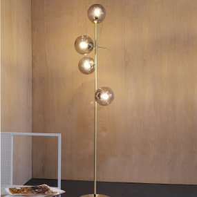 Como Messing stehlampe Von Dyberg Larsen - Die Rauchglasschirme verleihen der Lampe einen einzigartigen Charakter und Sie können mit verschiedenen Lichtquellen experimentieren, um einen persönlichen Ausdruck zu schaffen.