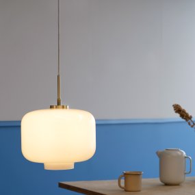 Arp Ø30 Messing hängelampe Von Dyberg Larsen - Arp ist sowohl f&uuml;r moderne Wohnungen als auch f&uuml;r klassische Villen perfekt geeignet und passt perfekt &uuml;ber den Esstisch, ins Wohnzimmer oder Schlafzimmer, um die richtige Atmosph&auml;re zu schaffen.
