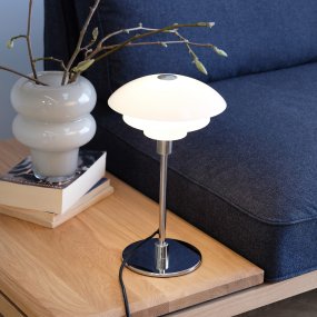 Morph 35cm Opal tischlampe Von Dyberg Larsen - Die Lampe wird mit einem 1,6 Meter langen Stoffkabel geliefert und der Netzschalter befindet sich am Kabel.