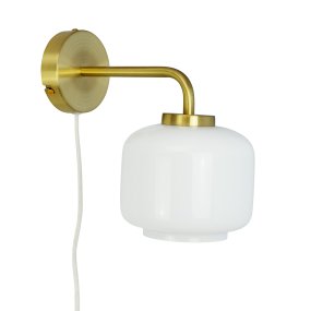 Arp Ø15 Messing wandlampe Von Dyberg Larsen - Die Wandleuchte Arp aus mattiertem Messing und Opalglas vereint modernes und klassisches Design.