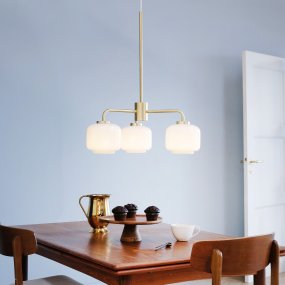 Arp Ø54 Messing hängelampe Von Dyberg Larsen - Die Arp-Serie, zu der auch Pendelleuchten und Wandleuchten gehören, ist eine Hommage an zeitloses dänisches Design und Handwerkskunst.