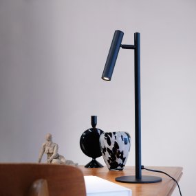 Carlo 48cm Schwarz schreibtischlampe Von Dyberg Larsen - Die Tischleuchte Carlo ist eine LED-Leuchte mit minimalistischem und elegantem Design.