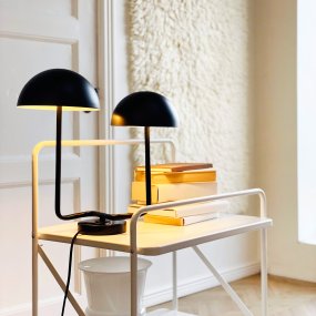 Cluster 42cm Schwarz tischlampe Von Dyberg Larsen - De tv&aring; lampsk&auml;rmarna ger en behaglig och balanserad belysning, perfekt b&aring;de f&ouml;r arbete och mysiga h&ouml;rn.