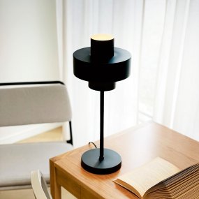 Stoke 50cm Schwarz tischlampe Von Dyberg Larsen - Erhältlich in mehreren Farben und mit einem Netzschalter am Kabel zur einfachen Verwendung.