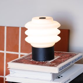 Diva LED 18cm Schwarz tragbare Von Dyberg Larsen - Tillverkad av opalglas ger den ett mjukt, behagligt sken, och den inbyggda LED-tekniken g&ouml;r den energieffektiv och h&aring;llbar.