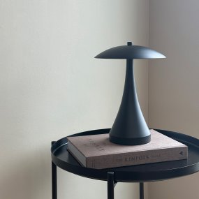 Vienna 28cm Schwarz Von Dyberg Larsen - Die Lampe eignet sich sowohl f&uuml;r den Innen- als auch f&uuml;r den Au&szlig;enbereich sowie f&uuml;r die Terrasse oder den Balkon.
