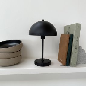 Stockholm 30cm Schwarz tragbare Von Dyberg Larsen - Die praktische Akkuanzeige zeigt deutlich an, wann es Zeit zum Aufladen ist und bei voller Ladung leuchtet das Licht mit einer Akkuladung bis zu 6 Stunden lang.