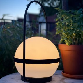 Summer 36cm Schwarz tragbare Von Dyberg Larsen - Die solarbetriebene Tischleuchte Summer ist eine wiederaufladbare LED-Lampe, die sowohl über Solarzellen als auch über USB aufgeladen werden kann.