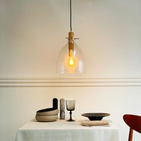Bistro Ø25 Transparent hängelampe Von Dyberg Larsen - Oavsett om du vill lyfta din k&ouml;ksbelysning eller skapa en mysig matplats, erbjuder Bistro taklampa en stilren och funktionell ljusl&ouml;sning.