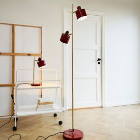 Ocean ROT stehlampe Von Dyberg Larsen - Den handpolerade m&auml;ssingsstommen kan luta upp och ner och ger varje lampa en unik f&auml;rgvariation.