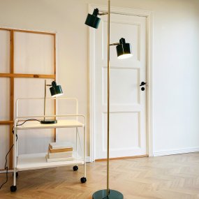 Ocean Grün stehlampe Von Dyberg Larsen - Den handpolerade m&auml;ssingsstommen kan luta upp och ner och ger varje lampa en unik f&auml;rgvariation.