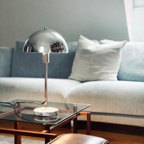 Stockholm 40cm Chrom tischlampe Von Dyberg Larsen - Den solida marmorfoten ger lampan ett exklusivt och tidl&ouml;st uttryck, medan den smala kromramen tillf&ouml;r en l&auml;tt och stilren k&auml;nsla.