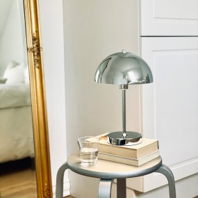 Stockholm 2.0 20cm Chrom tragbare Von Dyberg Larsen - Den har en praktisk str&ouml;mindikator &ndash; gr&ouml;nt ljus vid full laddning och r&ouml;tt vid l&aring;g batteriniv&aring;.