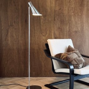 DL12 Chrom stehlampe Von Dyberg Larsen - DL12 golvlampa i krom kombinerar funktionalitet med en elegant och modern design.