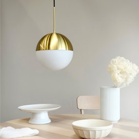 Nova Ø25 Messing Von Dyberg Larsen - Die runde Leuchte mit ihrer kuppelf&ouml;rmigen Oberseite aus Messing und der Unterseite aus Opalglas sorgt f&uuml;r ein sanftes und angenehmes Licht.