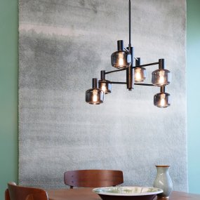 Arp Ø50 Schwarz hängelampe Von Dyberg Larsen - Erschaffen Sie die perfekte Balance zwischen Form und Funktion mit dem Arp-Kronleuchter, der über 6 wunderschöne Glasschirme aus Rauchglas und eine elegante schwarze Aufhängung verfügt.