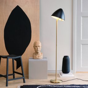 Oulu Messing stehlampe Von Dyberg Larsen - Die Stehlampe OULU in Schwarz mit Messingdetails verleiht Ihrem Zuhause eine moderne und elegante Note.