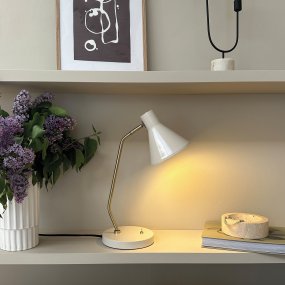 Sleep 43cm Glänzend weiß schreibtischlampe Von Dyberg Larsen - Diese Tischleuchte vereint schlichte Linien und Funktion, um ein beruhigendes und angenehmes Licht in Ihrer Umgebung zu erzeugen.