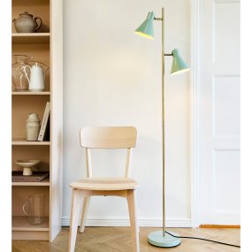Sleep Glänzende Minze stehlampe Von Dyberg Larsen - Die mintgr&uuml;ne Farbe verleiht der Lampe einen Retro-Look, w&auml;hrend die antiken Messingdetails f&uuml;r eine elegante Note sorgen.
