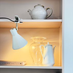 Sleep Glänzend weiß klemmlampe Von Dyberg Larsen - Es kombiniert Einfachheit und Funktionalit&auml;t mit eleganten Linien, die dem Interieur eine subtile Note verleihen.