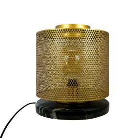 Nantes 35cm Messing tischlampe Von Dyberg Larsen - Die Lampe ist mit einem wunderschönen sechseckigen Messinggeflecht und einem schwarzen Marmorsockel gestaltet, was ihr einen besonderen Glanz verleiht und sie zu einem Blickfang macht.