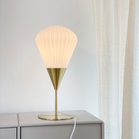 Ballon 45cm Weiß tischlampe Von Dyberg Larsen - Med sin moderna form och stilrena material &auml;r Ballon bordslampa ett perfekt val f&ouml;r den som vill kombinera funktion, ljus och elegans i sin inredning.