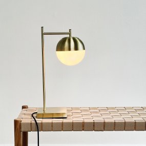 Caen 45cm Messing/Weiß tischlampe Von Dyberg Larsen - Die Tischleuchte Caen besteht aus gebürstetem Messing und verfügt über eine wunderschöne Glaskuppel, die für ein warmes und sanftes Licht sorgt.