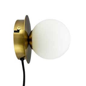 Sia Ø12 Messing wandlampe Von Dyberg Larsen - Verleihen Sie Ihrem Zuhause einen Hauch von anspruchsvollem und zeitlosem Stil mit der Wandleuchte Sia, einer wunderschönen Kreation von Dyberg Larsen, die dänisches Design in seiner besten Form verkörpert.