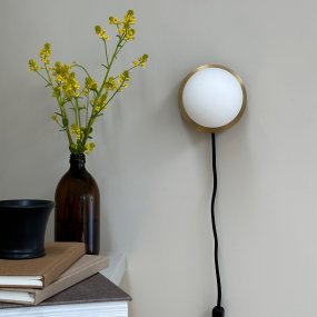 Sia Ø12 Messing wandlampe Von Dyberg Larsen - Verleihen Sie Ihrem Zuhause einen Hauch von anspruchsvollem und zeitlosem Stil mit der Wandleuchte Sia, einer wunderschönen Kreation von Dyberg Larsen, die dänisches Design in seiner besten Form verkörpert.