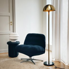 Menton Messing/Schwarz stehlampe Von Dyberg Larsen - Die Stehleuchte Menton strahlt mit ihren luxuriösen Materialien und ihrem exklusiven Design Raffinesse aus.