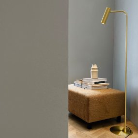 Skagerrak Messing stehlampe Von Dyberg Larsen - Mit ihrem eleganten Ausdruck und dem Fokus auf ihre stilvolle Schlichtheit passt die Lampe perfekt sowohl in moderne als auch in klassische Innenräume.