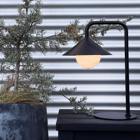 Nova 46cm Schwarz tragbare Von Dyberg Larsen - Die Leuchte besteht aus robustem Metall und Kunststoff und verf&uuml;gt &uuml;ber einen wei&szlig;en, runden Schirm, der ein sanftes und gem&uuml;tliches Licht verbreitet.